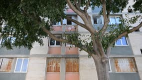 Cette photographie prise le 11 septembre 2023 montre un immeuble du 10e arrondissement de Marseille, dans le sud de la France, où une femme a été abattue dans son appartement par des coups de feu tirés depuis la rue la veille.