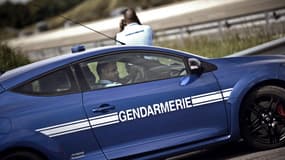 Un véhicule de gendarmerie sur l'autoroute. Photo d'illustration