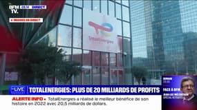 Des militants aspergent de peinture rouge le siège de TotalEnergies, après la publication de son bénéfice record