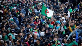 Plusieurs milliers de personnes défilent dans l'est de l'Algérie à Kherrata, le berceau du mouvement antirégime Hirak, le 16 février 2021 