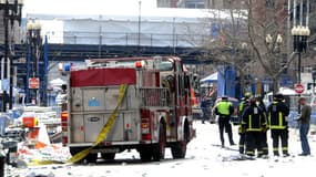 Les pompiers de Boston sur les lieux du drame, lundi.