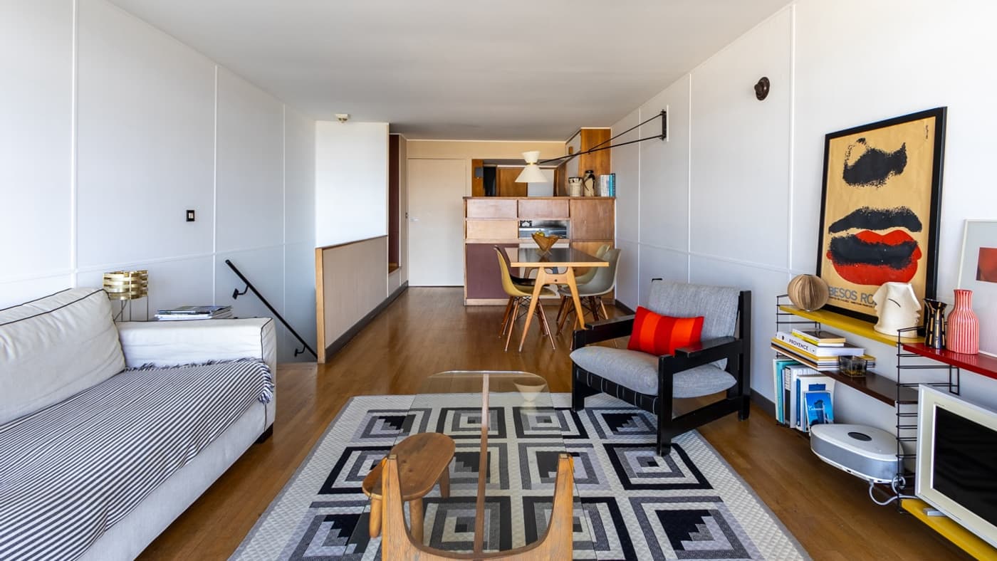 La pièce de vie d'un appartement de la Cité Radieuse.