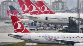 Des avions de la compagnie aérienne turque Turkish Airlines sur le tarmac de l'aéroport Atatürk, le 4 avril 2019, à Istanbul (photo d'illustration).