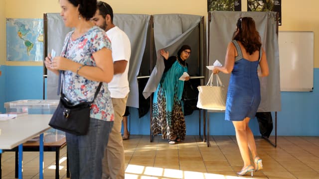 Des électeurs se rendent aux urnes le 7 mai pour le second tour de l'élection présidentielle.