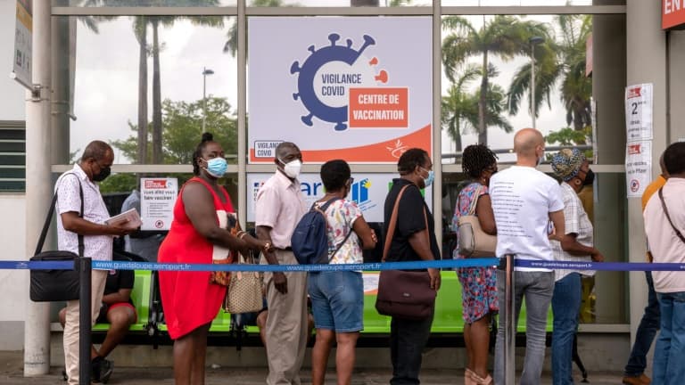 Des gens font la queue devant un centre de vaccination contre le Covid-19 le 30 juillet 2021 à Pointre-à-Pitre, en Guadeloupe