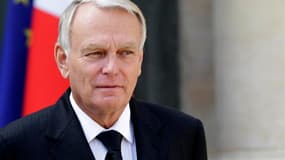 Jean-Marc Ayrault à sa sortie du conseil des ministres au palais de l'Elysée à Paris. Le gouvernement s'est efforcé mercredi de minimiser l'impression de cacophonie donnée par certains de ses membres, dans laquelle l'UMP voit un échec de la nouvelle équip
