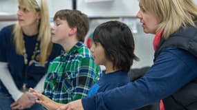 Deux enfants autistes américains sont aidés par leurs professeurs à jouer aux jeux vidéo, via le système Kinect de la console X-box, de Microsoft. Une thérapie qui leur est profitable.