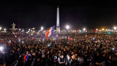La foule réunie place de la Concorde pour accueillir les Bleus, de retour du Qatar, le 19 décembre 2022.