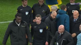 L'arbitre Willy Delajod escorté lors d'OM-Lille, le 14 décembre 2024.