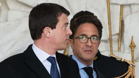 Aquilino Morelle, ici derrière Manuel Valls, est accusé de conflit d'intérêts.