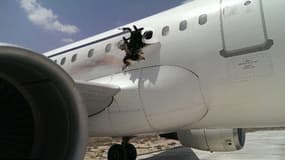 Le trou dans la carlingue de l'avion qui a du se poser en urgence à Mogadiscio
