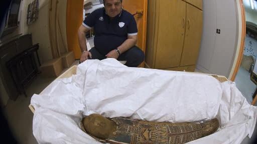 La momie Ta-Iset retrouvée dans une poubelle de Rueil-Malmaison (Hauts-de-Seine), le 11 mai 2015