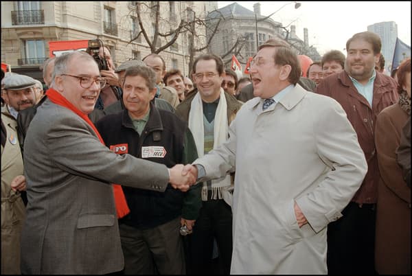 À gauche le leader FO Marc Blondel, à droite le leader CGT Louis Viannet, se serrant la main le 28 novembre 2019 à Paris
