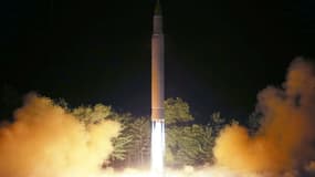 La photo supposée du lancement d'un missile balistique lancé le 28 juillet 2017 par la Corée du Nord