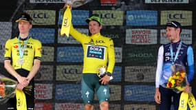 Primoz Roglic célébrant sa victoire au Critérium du Dauphiné, le 9 juin 2024