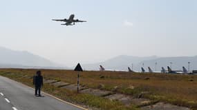 Un avion décolle de l'aéroport international de Katmandou le 17 mars 2018.