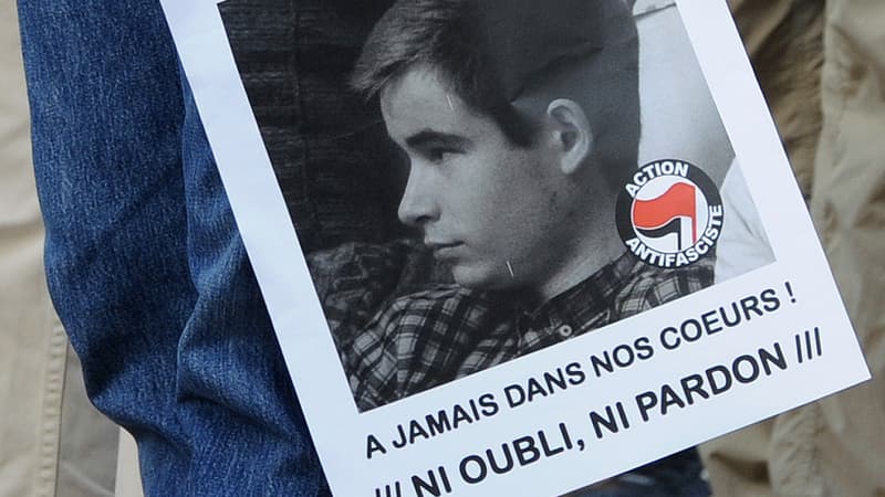 Une affiche d'un manifestant montrant le visage du jeune Clément Méric en juin 2013.