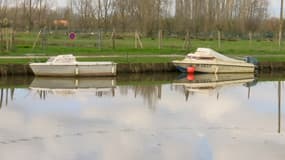 Des bateaux amarrés sur les berges du canal de l'Aa à Watten, dans le Nord.