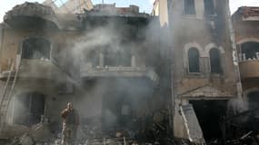 Un homme devant le site d'une frappe aérienne israélienne qui a ciblé un quartier de Baalbeck, à l'est du Liban, le 10 novembre 2024.
