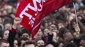 Militants du Front de gauche. Les députés du Front de gauche ne voteront pas le budget 2013, dont l'examen commence mardi à l'Assemblée nationale, car le texte ne taxe pas suffisamment le capital à leurs yeux. /Photo d'archives/REUTERS/Charles Platiau