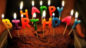 Des bougies sur un gâteau d'anniversaire (photo d'illustration)

