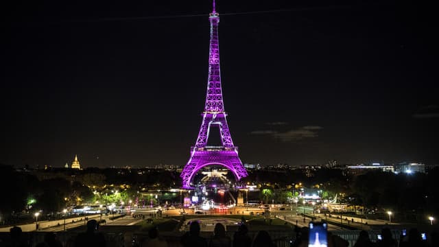 La Tour Eiffel, en rose, à l'occasion du 1er octobre 2018, pour la journée de lutte contre le cancer du sein.