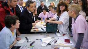 Nicolas Sarkozy a célébré jeudi la journée internationale de la femme à l'usine Lejaby d'Yssingeaux, en Haute-Loire, sauvée de la fermeture grâce à une reprise du site par un maroquinier fournisseur du groupe de luxe Louis Vuitton. /Photo prise le 8 mars