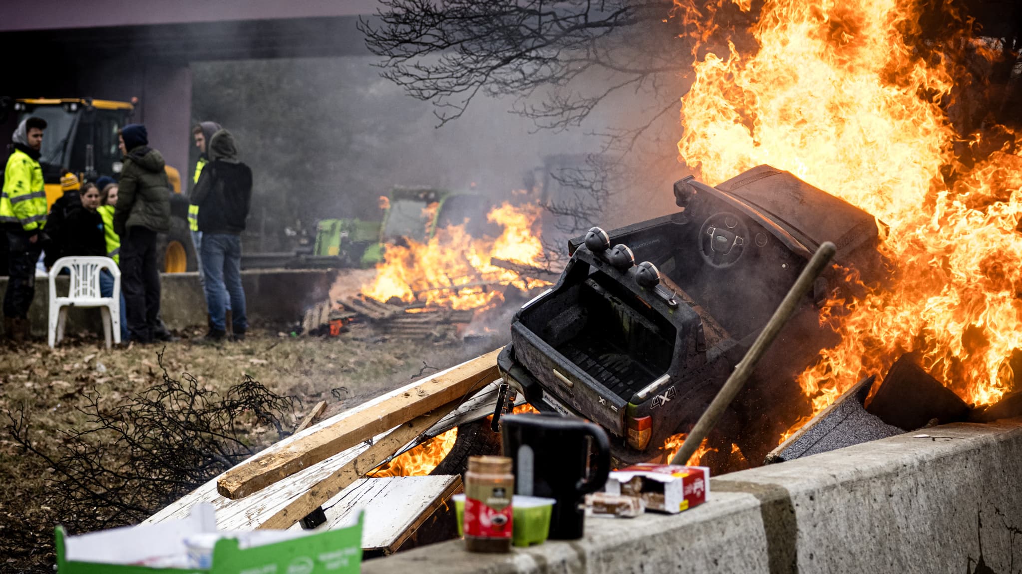 Le poste frontière entre la Belgique et les Pays-Bas, à Arendonk, bloqué par des agriculteurs belges et néérlandais. 