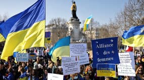 Plusieurs centaines de personnes rassemblées sur la place de la République, à Paris, en soutien au peuple ukrainien.