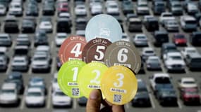 Des vignettes "Crit'Air" anti-pollution, photographiées le 2 juin 2015