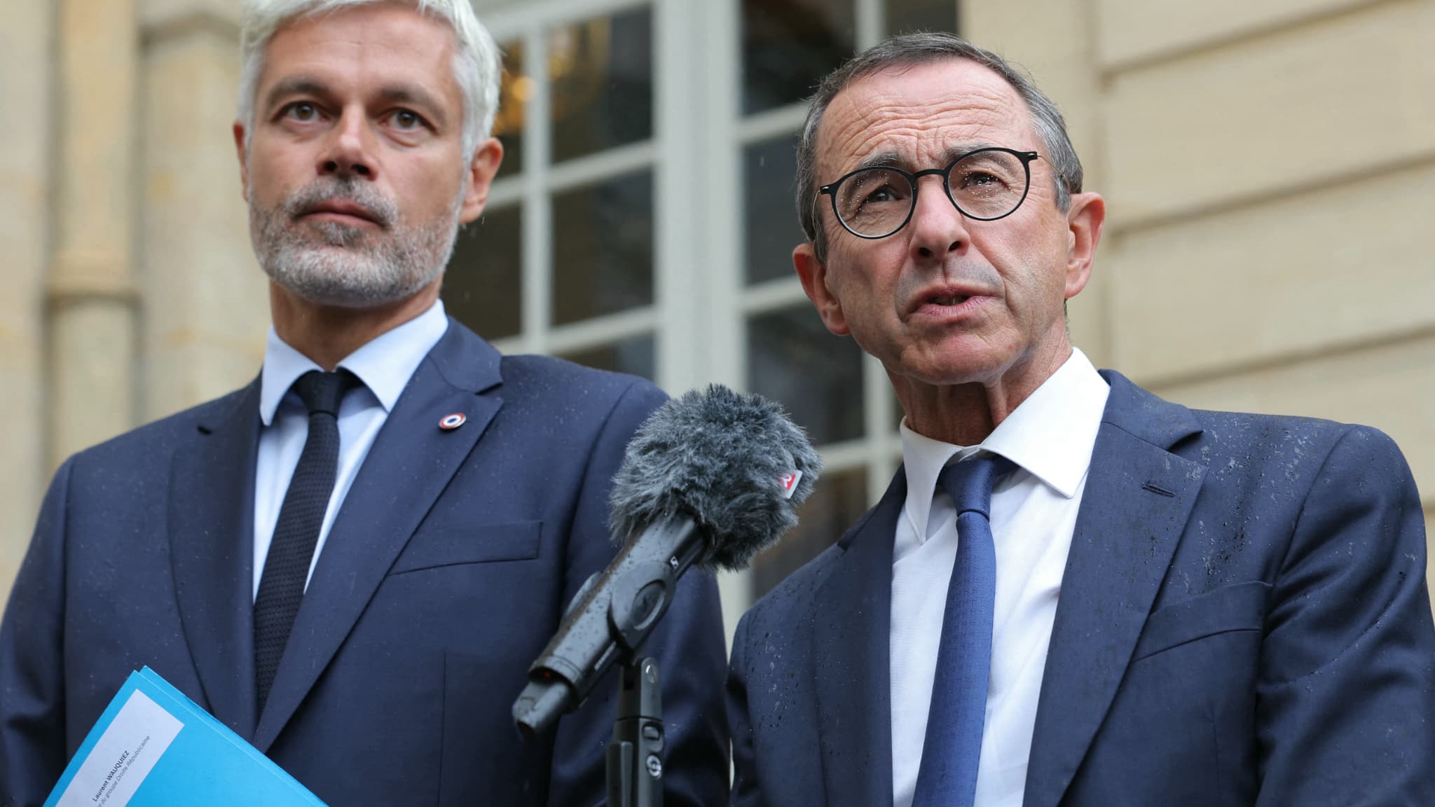 "LE MORAL DANS LES CHAUSSETTES": ENTRE GUERRE FRATRICIDE ET DÉMISSION DU GOUVERNEMENT, LA DROITE EN GRANDE DIFFICULTÉ