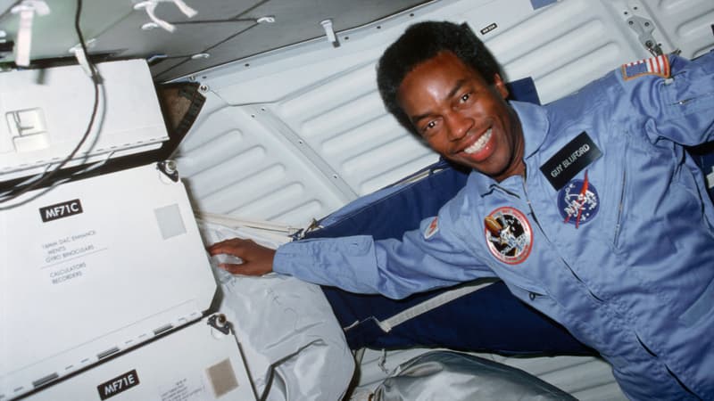 Guy Bluford, premier astronaute afro-américain à être envoyé dans l'espace, le 30 août 1983. 