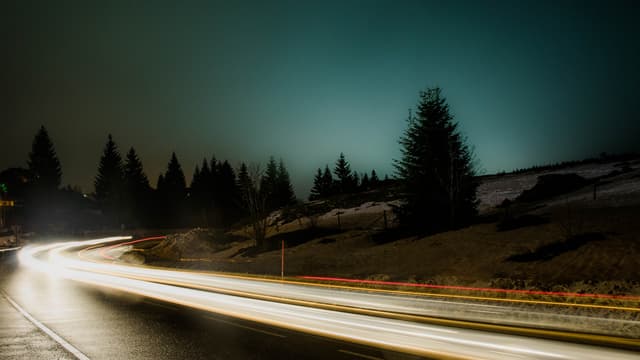 Il abandonne sa femme sur l'autoroute, elle est fauchée par une voiture - Lundi 14 mars 2016