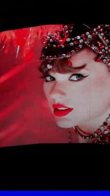 Nouvel album de Taylor Swift: des centaines de fans réunis au Grand Rex pour une Release 