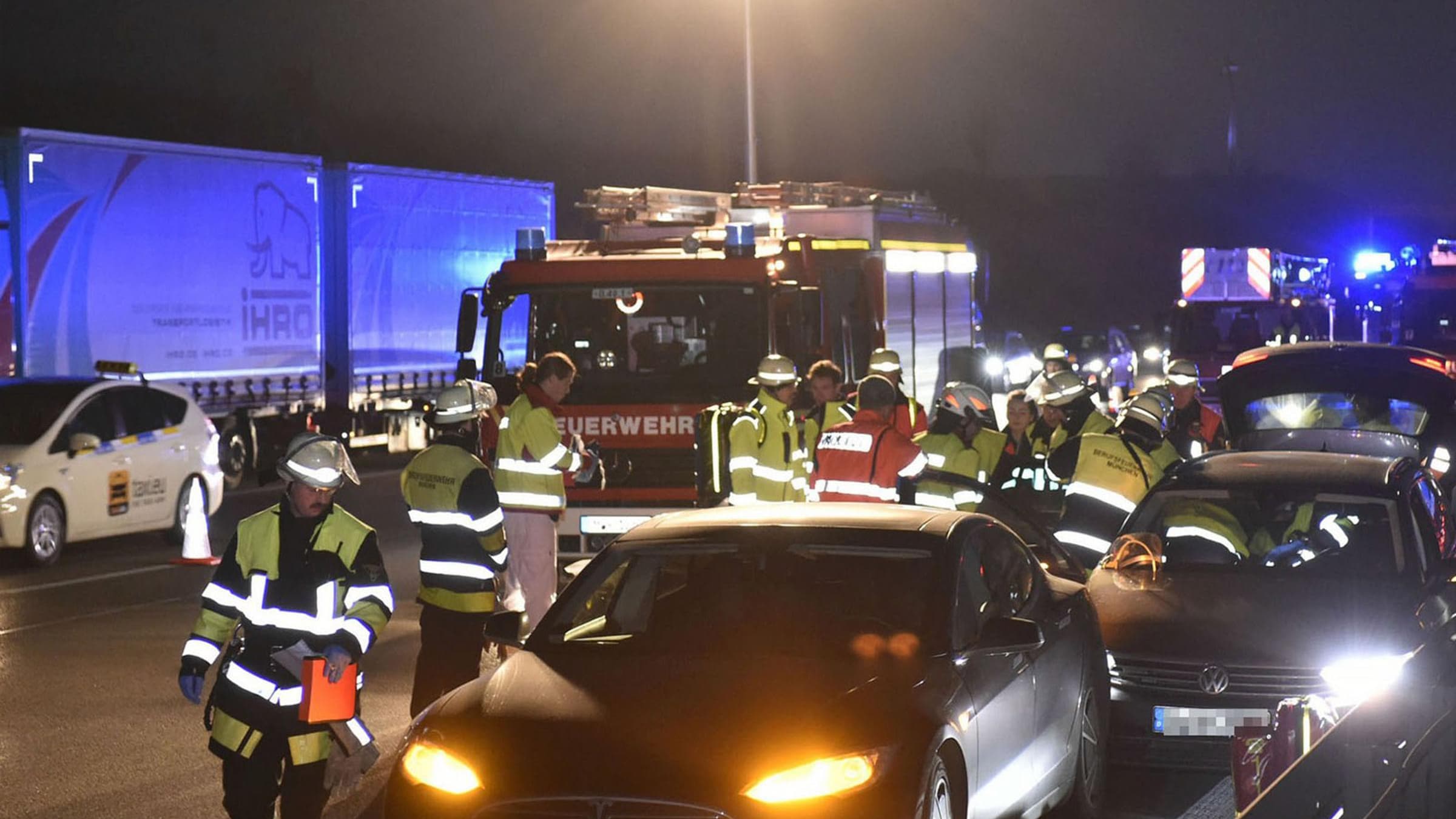 La Model S au premier plan, ange gardien de la Passat en détresse sur l'Autobahn. La Model S au premier plan, ange gardien de la Passat en détresse sur l'Autobahn.