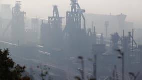 L'extinction des deux hauts-fourneaux de l'usine ArcelorMittal de Florange (Moselle), qui entraînera la suppression de 629 emplois directs, a été entérinée jeudi par un comité central d'entreprise (CCE) à Paris. /Photo prise le 1er octobre 2012/REUTERS/Vi