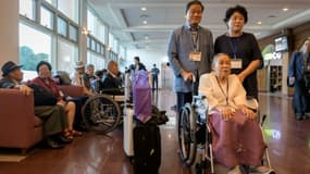 Les participants à la réunion de familles coréennes séparées par la guerre se préparent à partir pour la Corée du Nord, dans un hôtel à Sokcho le 20 août 2018
