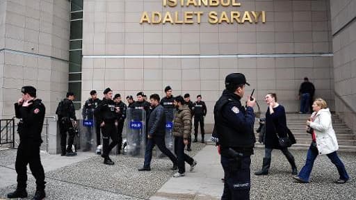 La police anti-émeutes turque prend position le 31 mars 2015 dans un  tribunal à Istanbul où un procureur vient d'être pris en otage