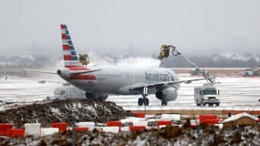Des équipes au sol dégivrent un avion d’American Airlines à l’aéroport international de Dallas-Fort Worth, au Texas, le 24 janvier 2026. Une importante tempête hivernale devrait apporter des températures glaciales, du verglas et de la neige à des millions d’Américains à travers le pays.