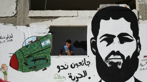 Un portrait du prisonnier paliestinien Mohammed Allan, sur un mur de Gaza, le 6 août 2015