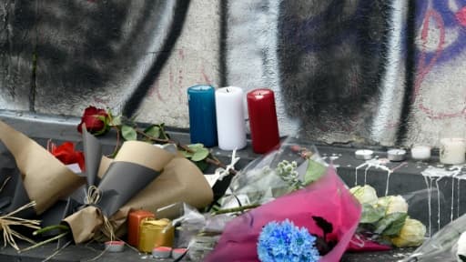 Des fleurs et des bougies aux couleurs nationales placées sur la place de la République, le 14 novembre 2015 à Paris