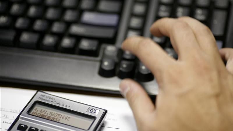 La fiscalisation des heures supplémentaires s'appliquera à compter du 1er juillet 2012 et non pas à partir du 1er janvier de cette année, comme cela avait été un temps envisagé. /Photo d'archives/REUTERS/Carlos Jasso