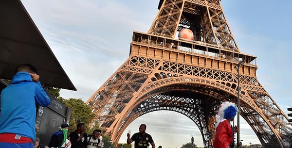 Sous la tour Eiffel, des supporters ont mis le feu à des détritus. Sous la tour Eiffel, des supporters ont mis le feu à des détritus.