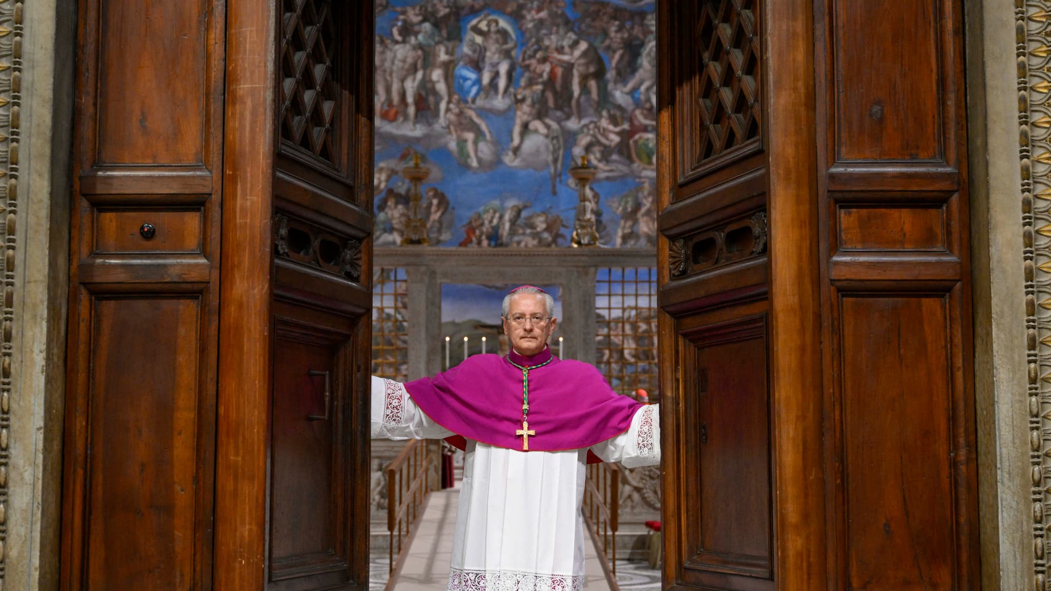 Cette photo, prise et distribuée le 7 mai 2025 par The Vatican Media, montre Diego Giovanni Ravelli, maître des célébrations liturgiques pontificales, fermant les portes de la chapelle Sixtine au début du conclave pour l'élection d'un nouveau pape.
