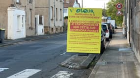 Des places de stationnement près de la gare de Villefranche-sur-Saône en octobre 2024