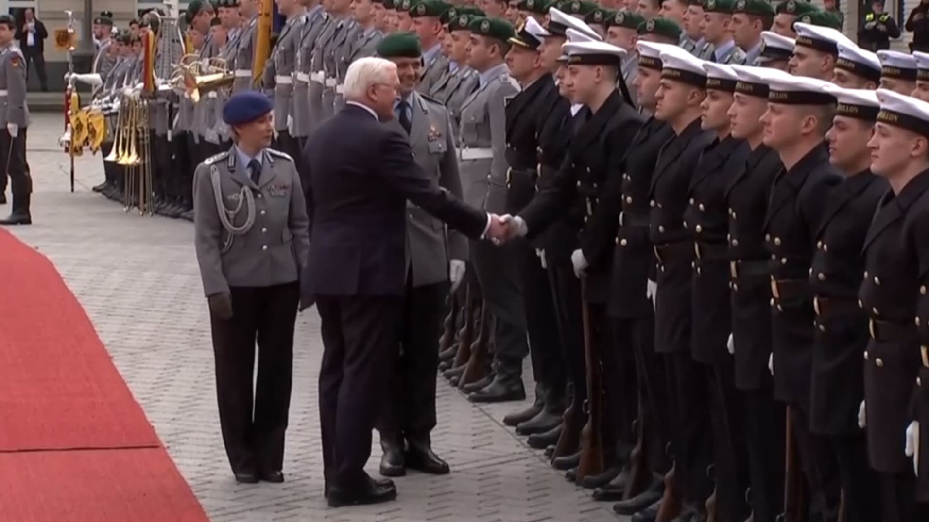 Frank-Walter Steinmeier arrive à la porte de Brandebourg Frank-Walter Steinmeier arrive à la porte de Brandebourg