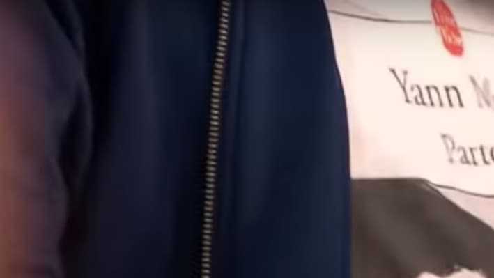 Nekfeu porte un T-Shirt à l'effigie de Yann Moix