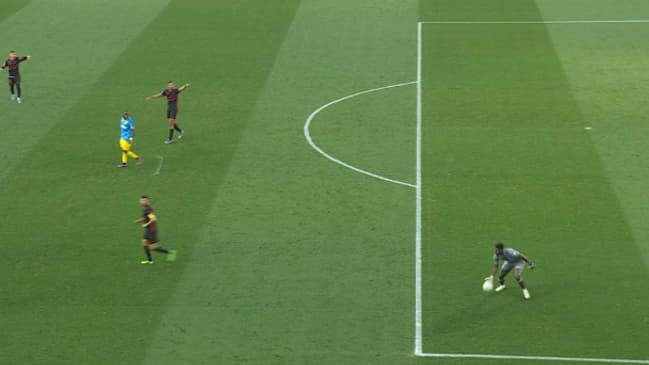 Lens-Clermont : la boulette de Djoco devant Sotoca Lens-Clermont : la boulette de Djoco devant Sotoca