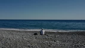 Une personne migrante sur la plage, à Vintimille, le 5 août 2020, après que le Centre de la Croix-Rouge qui hébergeait les candidats à la traversée de la frontière italo-française a été fermé (photo d'illustration)