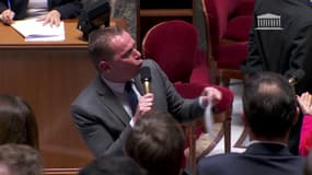 Olivier Dussopt, rouge de colère, le 17 février 2022 dans l'hémicycle de l'Assemblée nationale